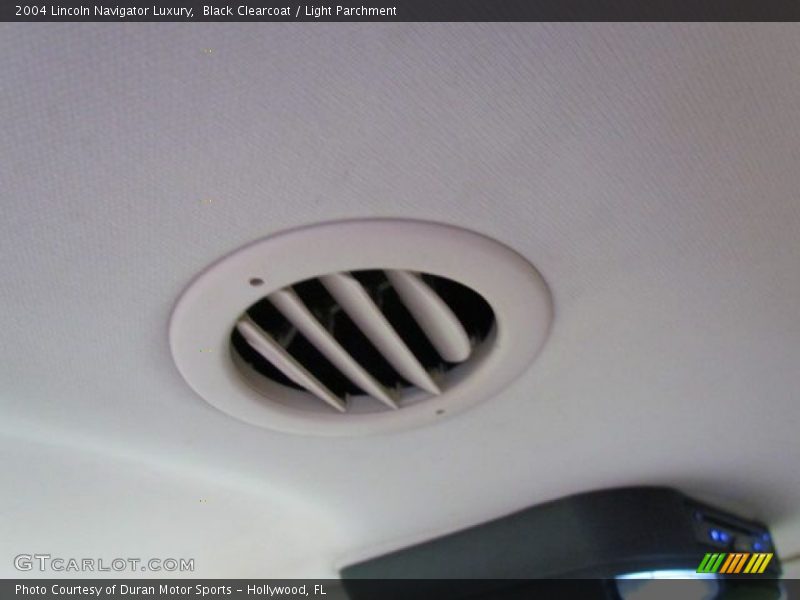 Black Clearcoat / Light Parchment 2004 Lincoln Navigator Luxury