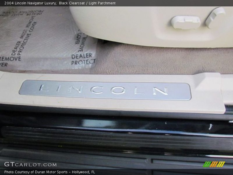 Black Clearcoat / Light Parchment 2004 Lincoln Navigator Luxury