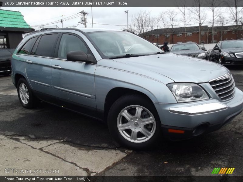 Front 3/4 View of 2005 Pacifica Touring AWD