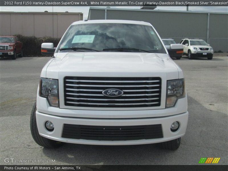 White Platinum Metallic Tri-Coat / Harley-Davidson Black/Smoked Silver 