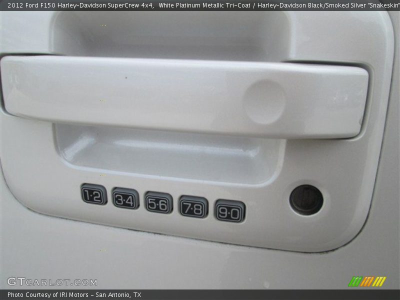 White Platinum Metallic Tri-Coat / Harley-Davidson Black/Smoked Silver 