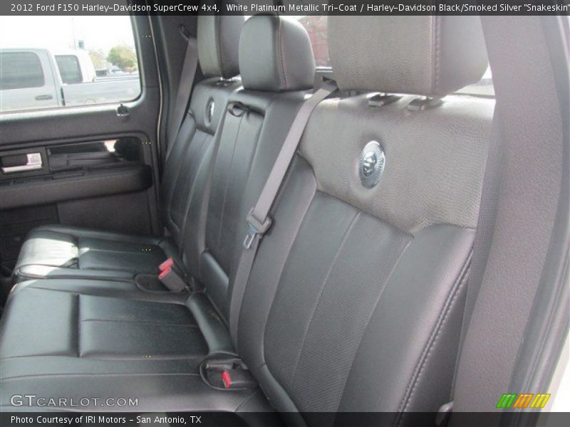 White Platinum Metallic Tri-Coat / Harley-Davidson Black/Smoked Silver 