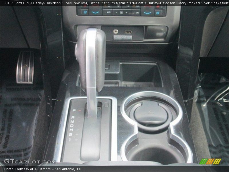 White Platinum Metallic Tri-Coat / Harley-Davidson Black/Smoked Silver 