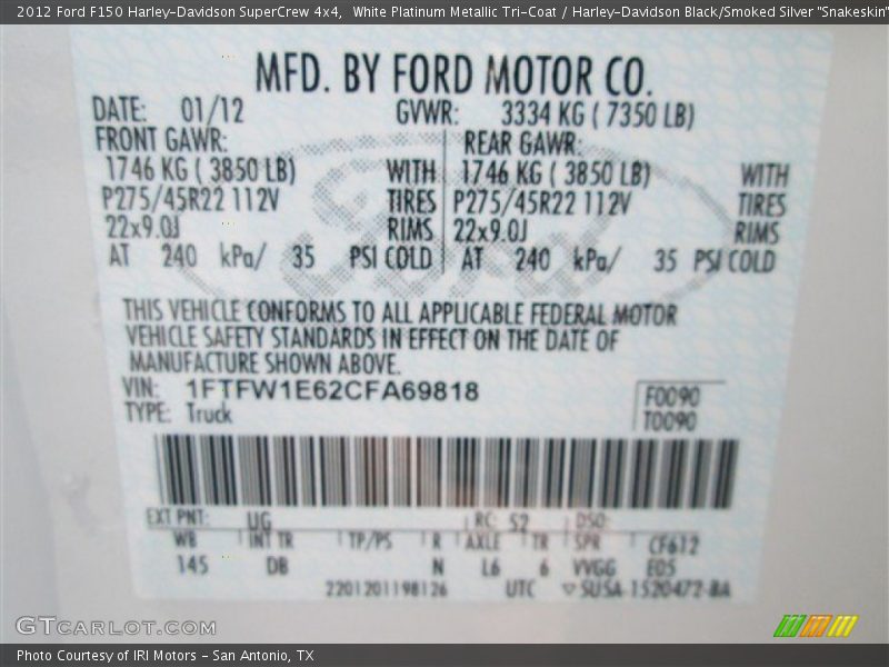 White Platinum Metallic Tri-Coat / Harley-Davidson Black/Smoked Silver 