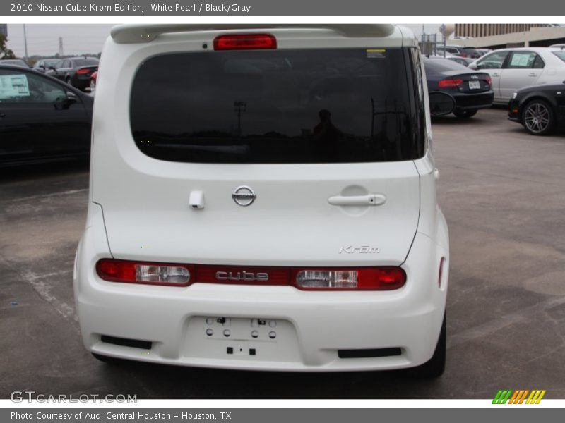 White Pearl / Black/Gray 2010 Nissan Cube Krom Edition