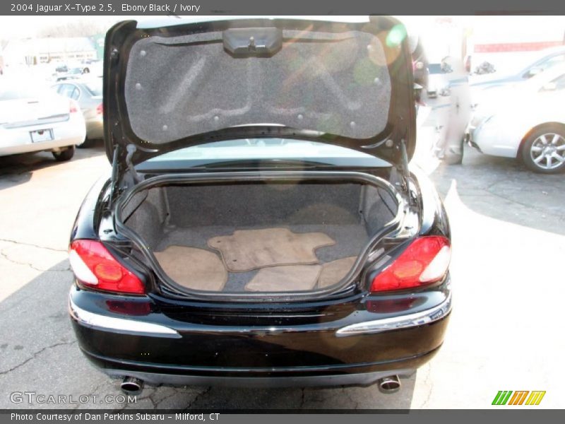 Ebony Black / Ivory 2004 Jaguar X-Type 2.5