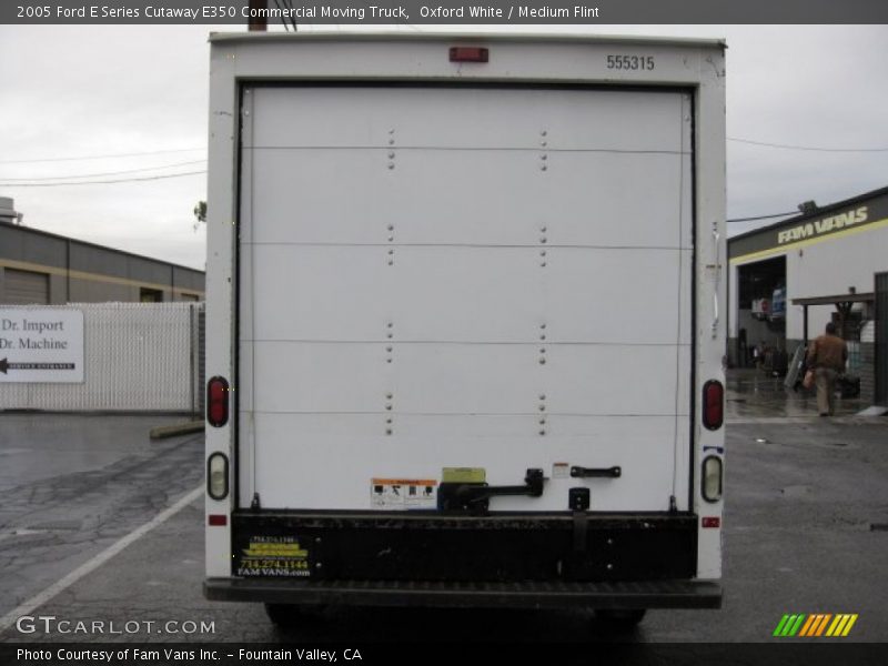 Oxford White / Medium Flint 2005 Ford E Series Cutaway E350 Commercial Moving Truck