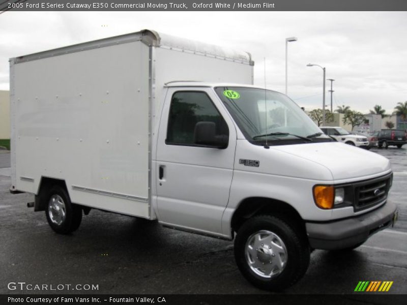 Front 3/4 View of 2005 E Series Cutaway E350 Commercial Moving Truck