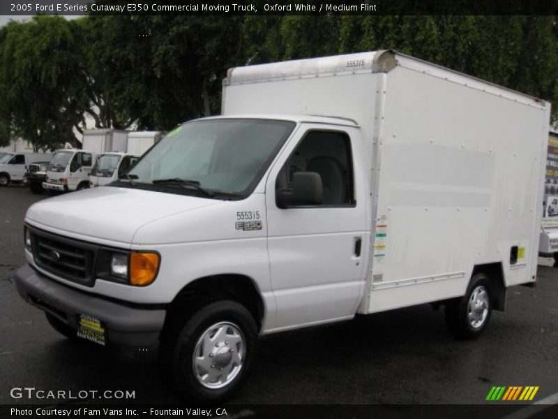 Front 3/4 View of 2005 E Series Cutaway E350 Commercial Moving Truck
