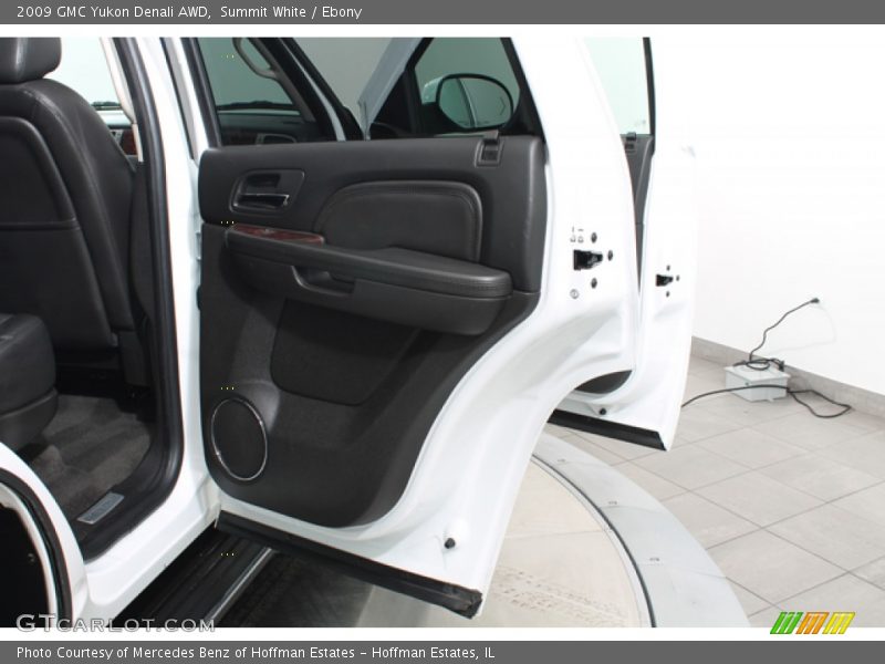 Summit White / Ebony 2009 GMC Yukon Denali AWD