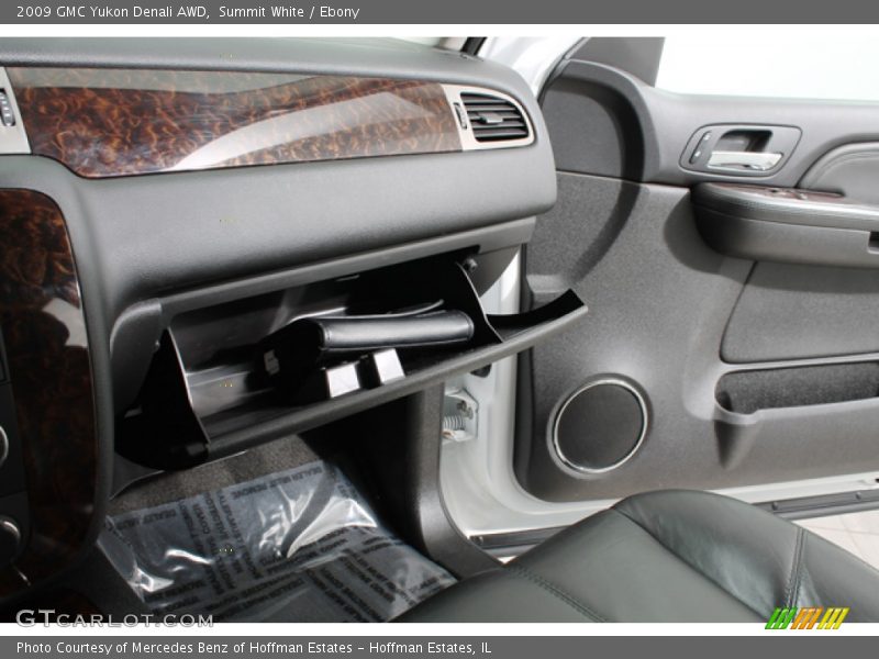Summit White / Ebony 2009 GMC Yukon Denali AWD