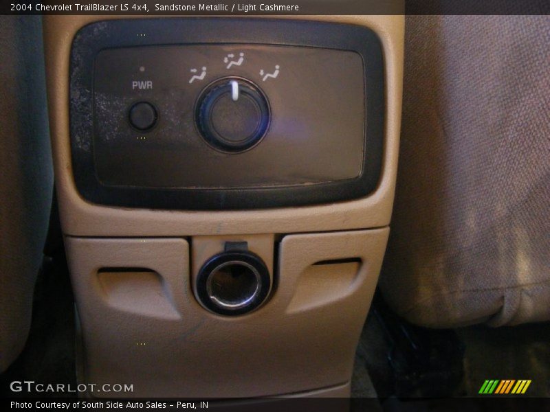 Sandstone Metallic / Light Cashmere 2004 Chevrolet TrailBlazer LS 4x4