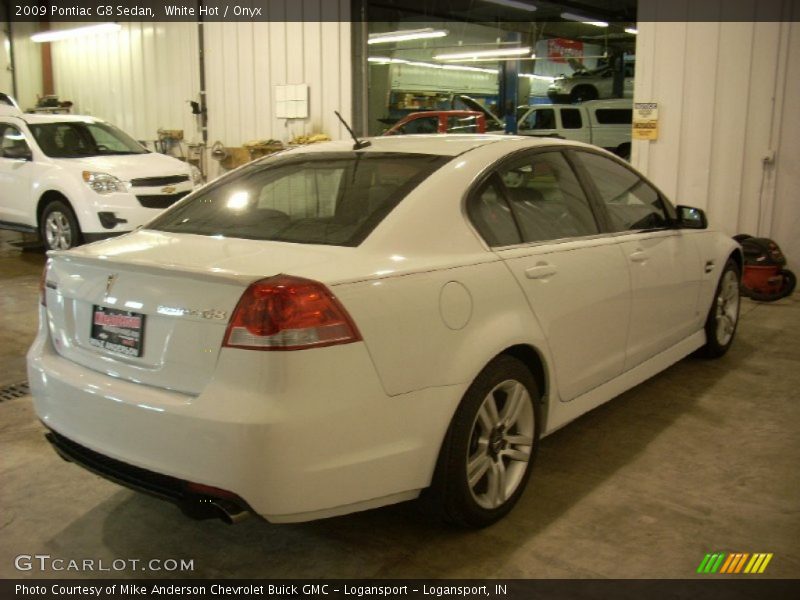 White Hot / Onyx 2009 Pontiac G8 Sedan