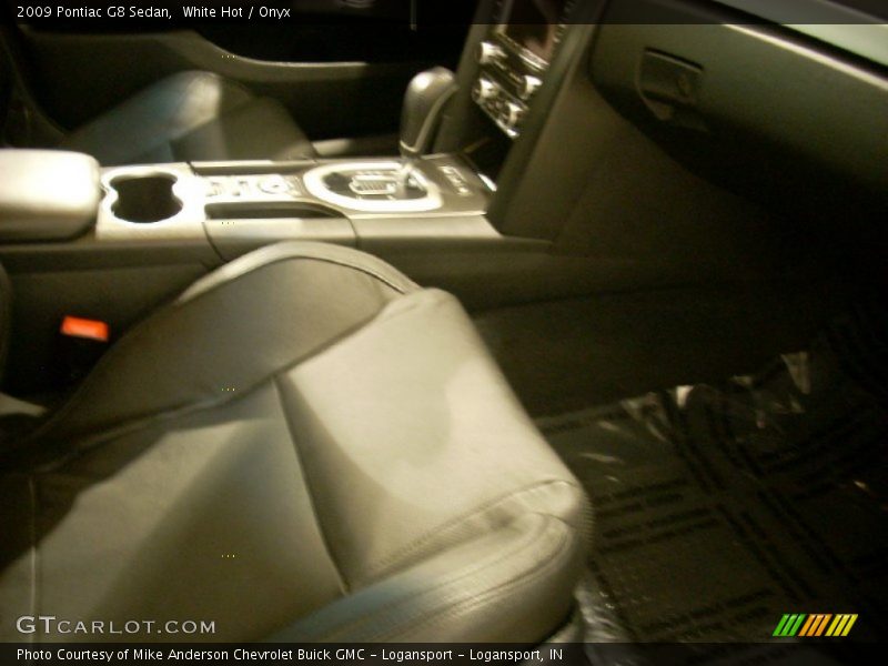 White Hot / Onyx 2009 Pontiac G8 Sedan