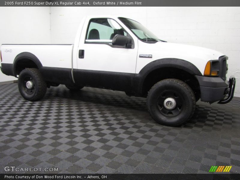 Oxford White / Medium Flint 2005 Ford F250 Super Duty XL Regular Cab 4x4
