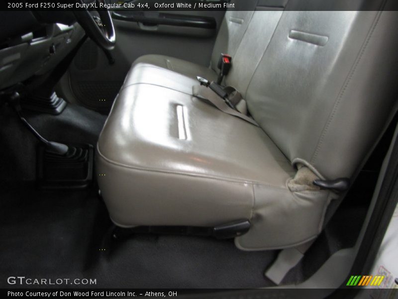 Oxford White / Medium Flint 2005 Ford F250 Super Duty XL Regular Cab 4x4