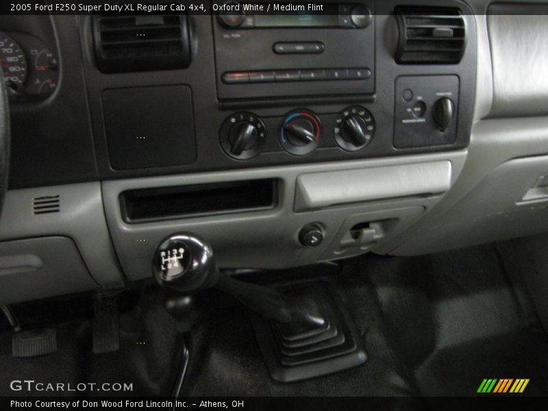 Oxford White / Medium Flint 2005 Ford F250 Super Duty XL Regular Cab 4x4