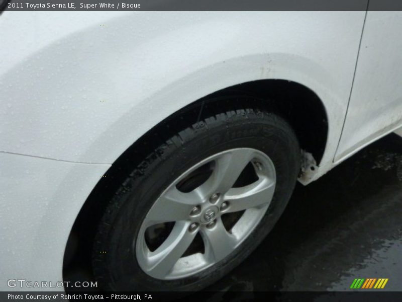 Super White / Bisque 2011 Toyota Sienna LE