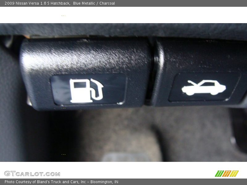 Blue Metallic / Charcoal 2009 Nissan Versa 1.8 S Hatchback