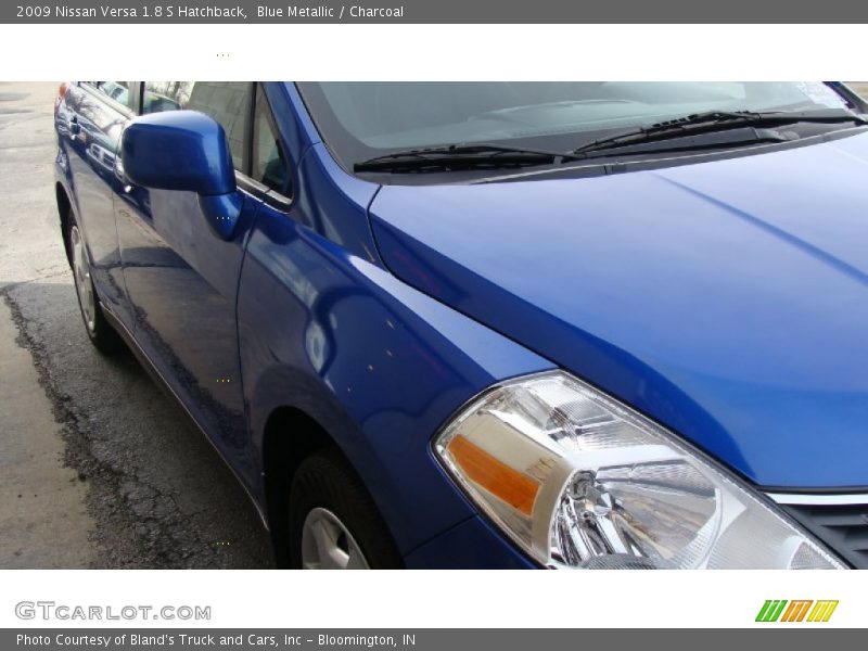 Blue Metallic / Charcoal 2009 Nissan Versa 1.8 S Hatchback