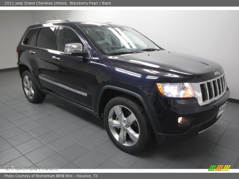 Front 3/4 View of 2011 Grand Cherokee Limited