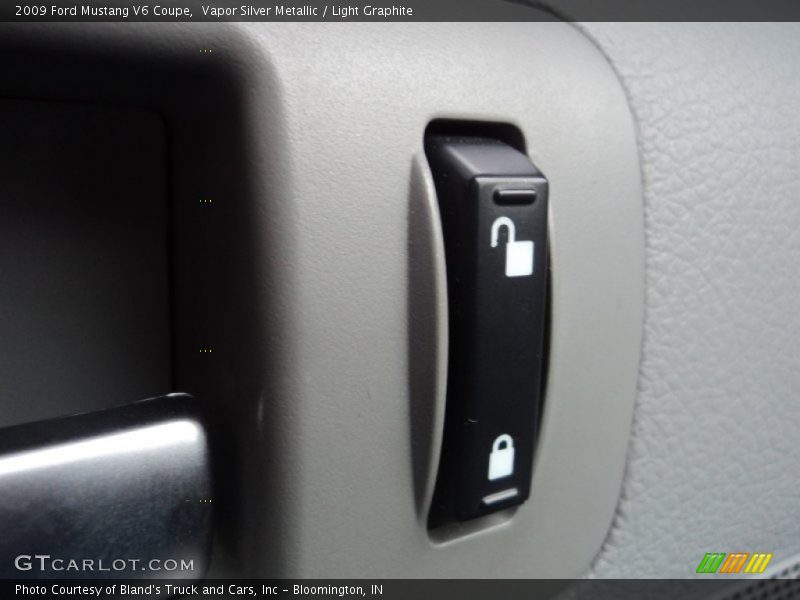 Vapor Silver Metallic / Light Graphite 2009 Ford Mustang V6 Coupe