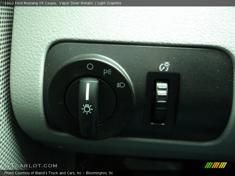 Vapor Silver Metallic / Light Graphite 2009 Ford Mustang V6 Coupe