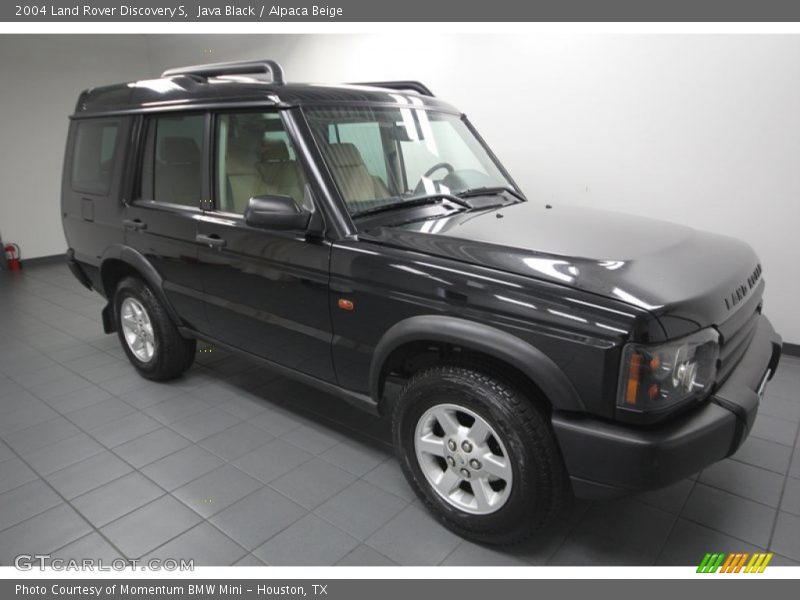 Front 3/4 View of 2004 Discovery S