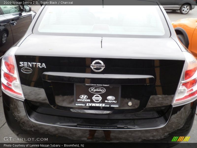 Super Black / Charcoal 2009 Nissan Sentra 2.0