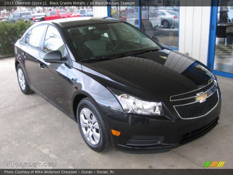 Front 3/4 View of 2013 Cruze LS