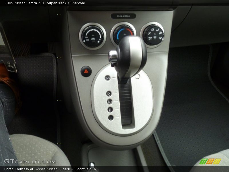 Super Black / Charcoal 2009 Nissan Sentra 2.0