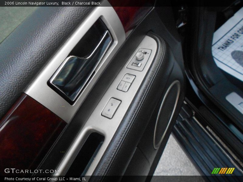 Black / Charcoal Black 2006 Lincoln Navigator Luxury