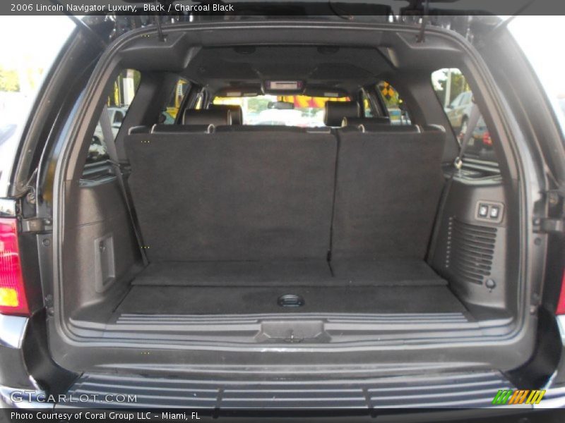 2006 Navigator Luxury Trunk