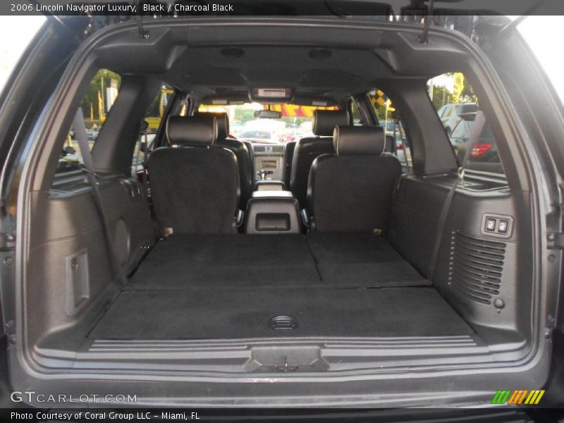  2006 Navigator Luxury Trunk