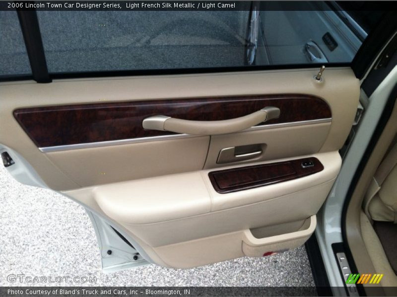 Light French Silk Metallic / Light Camel 2006 Lincoln Town Car Designer Series