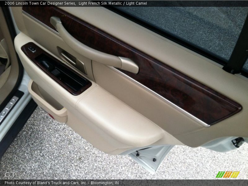 Light French Silk Metallic / Light Camel 2006 Lincoln Town Car Designer Series