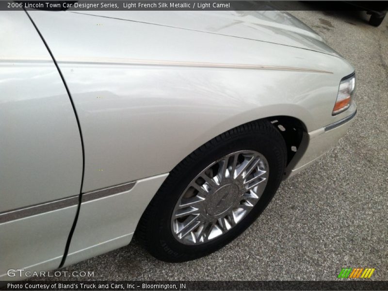 Light French Silk Metallic / Light Camel 2006 Lincoln Town Car Designer Series