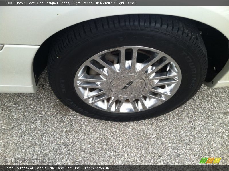 Light French Silk Metallic / Light Camel 2006 Lincoln Town Car Designer Series