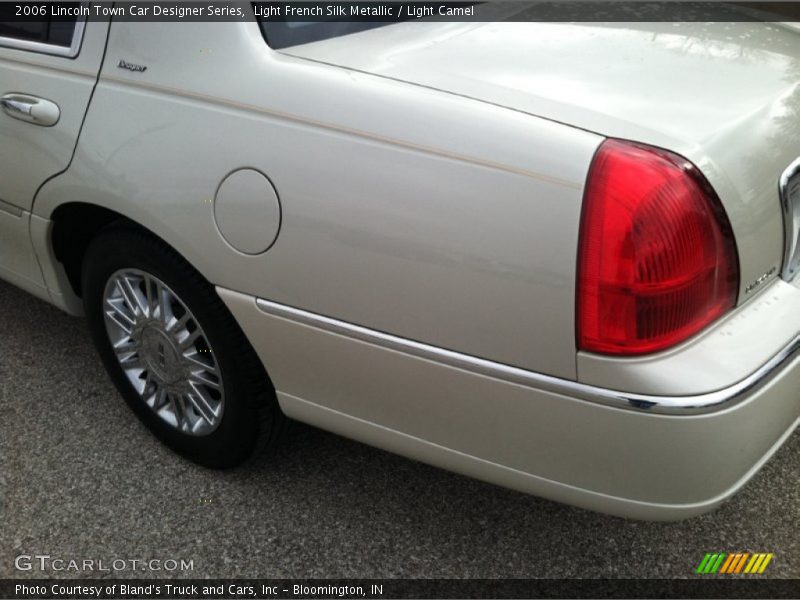 Light French Silk Metallic / Light Camel 2006 Lincoln Town Car Designer Series