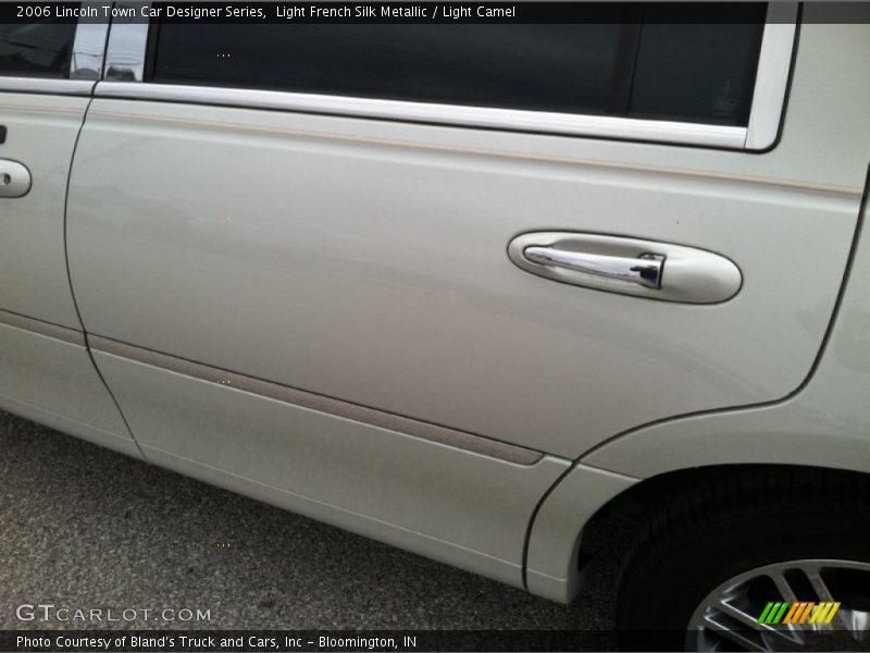 Light French Silk Metallic / Light Camel 2006 Lincoln Town Car Designer Series