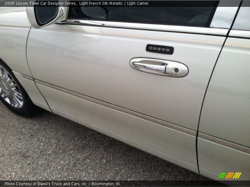 Light French Silk Metallic / Light Camel 2006 Lincoln Town Car Designer Series