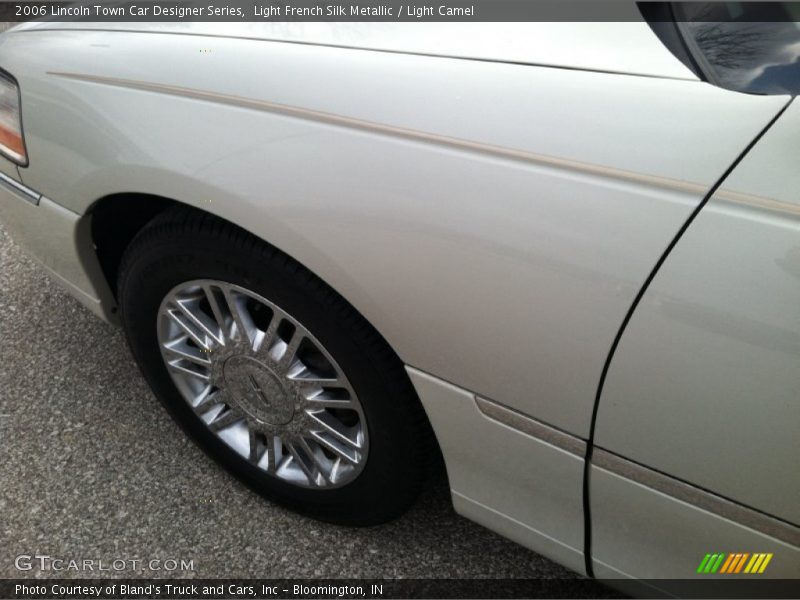 Light French Silk Metallic / Light Camel 2006 Lincoln Town Car Designer Series