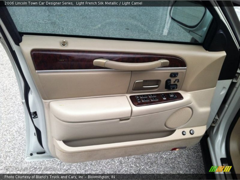 Light French Silk Metallic / Light Camel 2006 Lincoln Town Car Designer Series