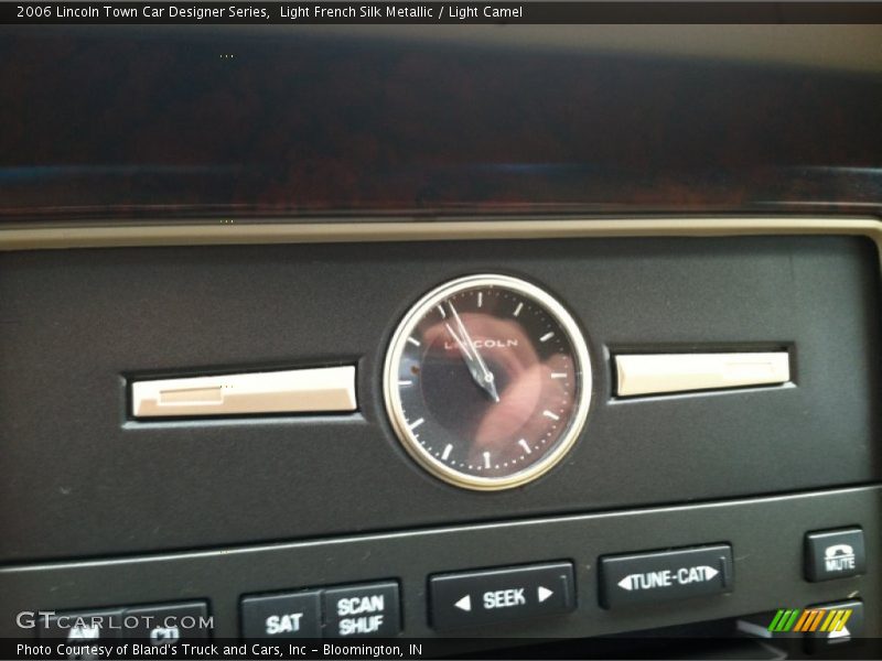 Light French Silk Metallic / Light Camel 2006 Lincoln Town Car Designer Series