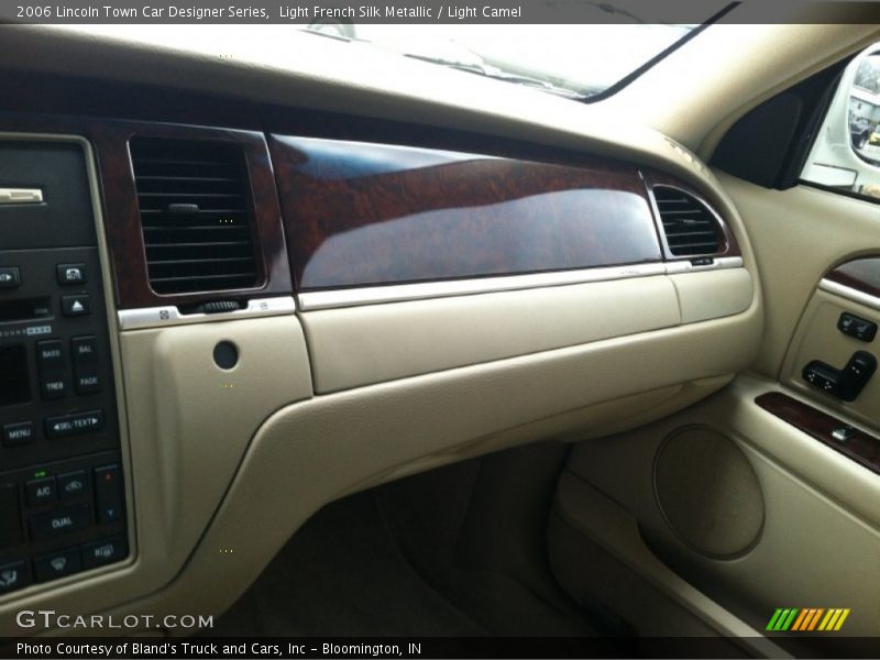 Light French Silk Metallic / Light Camel 2006 Lincoln Town Car Designer Series
