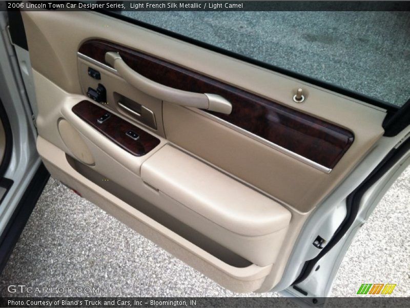 Light French Silk Metallic / Light Camel 2006 Lincoln Town Car Designer Series
