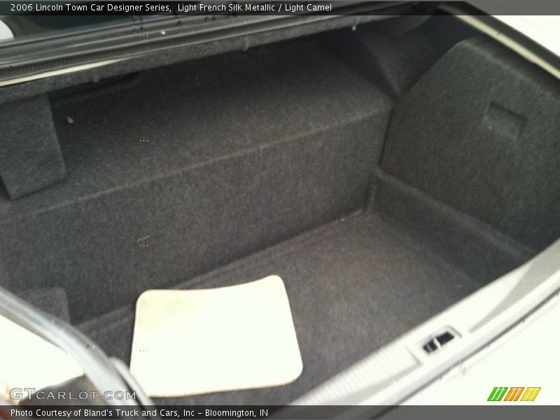 Light French Silk Metallic / Light Camel 2006 Lincoln Town Car Designer Series