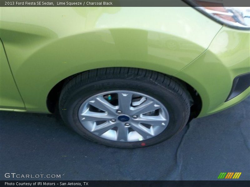 Lime Squeeze / Charcoal Black 2013 Ford Fiesta SE Sedan