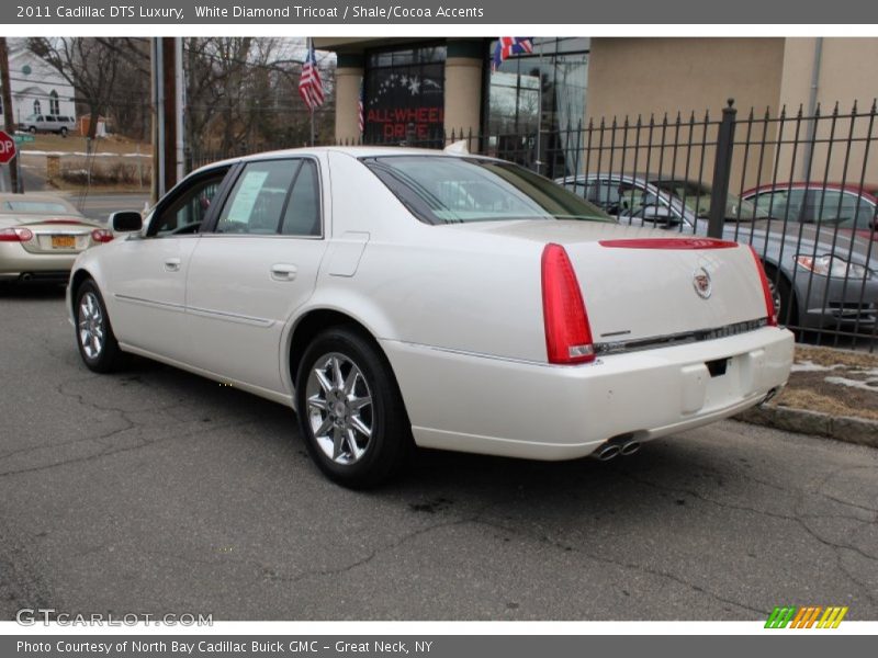 White Diamond Tricoat / Shale/Cocoa Accents 2011 Cadillac DTS Luxury
