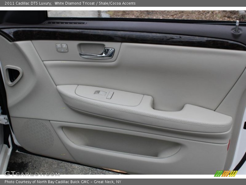 White Diamond Tricoat / Shale/Cocoa Accents 2011 Cadillac DTS Luxury